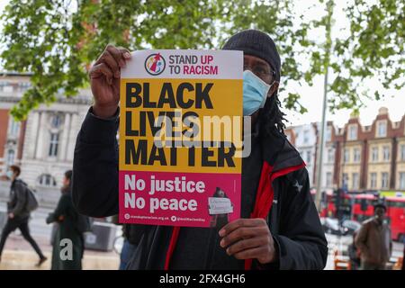 LLONDON, ENGLAND, MAI 25 2021, Menschen besuchen Stand Up to Racism Demonstration auf dem Windrush Square in Brixton, um den einjährigen Todestag von George Floyd zu feiern (Quelle: Lucy North) Quelle: MI News & Sport /Alamy Live News Stockfoto