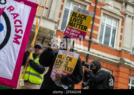 LLONDON, ENGLAND, MAI 25 2021, Menschen besuchen Stand Up to Racism Demonstration auf dem Windrush Square in Brixton, um den einjährigen Todestag von George Floyd zu feiern (Quelle: Lucy North) Quelle: MI News & Sport /Alamy Live News Stockfoto