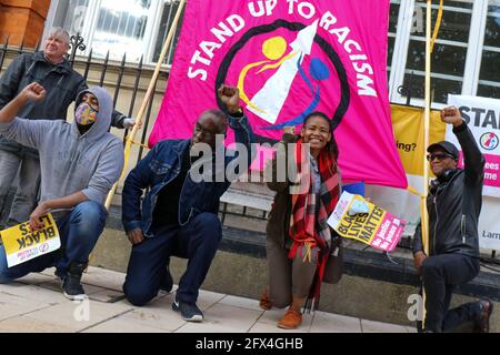 LLONDON, ENGLAND, MAI 25 2021, Menschen besuchen Stand Up to Racism Demonstration auf dem Windrush Square in Brixton, um den einjährigen Todestag von George Floyd zu feiern (Quelle: Lucy North) Quelle: MI News & Sport /Alamy Live News Stockfoto