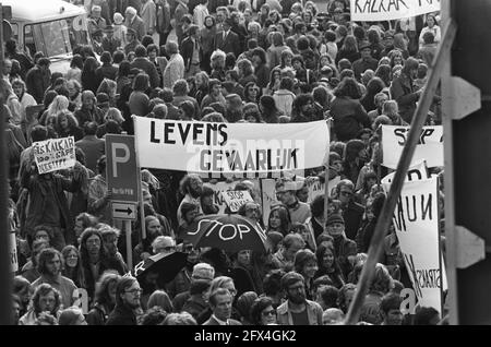 Demonstration in Kalkar gegen den Bau eines schnellen Züchterreaktors; Demonstratoren mit Transparenten, 28. September 1974, SPANDOEKS, Demonstranten, Demonstrationen, Niederlande, Foto der Presseagentur des 20. Jahrhunderts, zu erinnerende Nachrichten, Dokumentarfilm, historische Fotografie 1945-1990, visuelle Geschichten, Menschliche Geschichte des zwanzigsten Jahrhunderts, Momente in der Zeit festzuhalten Stockfoto