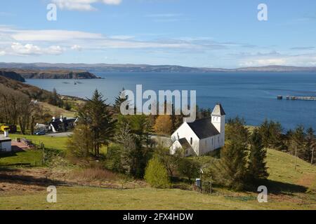 Die Freie Kirche in Uig, mit Blick auf die Uig Bay, Isle of Skye, Schottland, Großbritannien Stockfoto