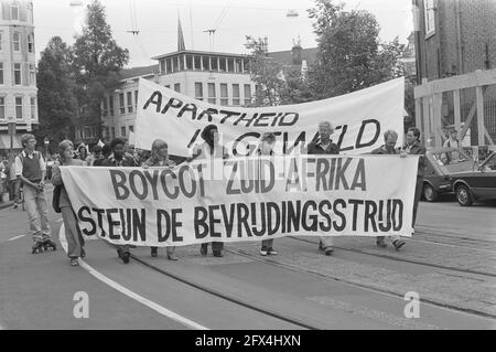 Demonstration gegen Apartheid Südafrika in Amsterdam; Demonstration unterwegs, 8. September 1984, Demonstrationen, Niederlande, 20. Jahrhundert Presseagentur Foto, Nachrichten zu erinnern, Dokumentarfilm, historische Fotografie 1945-1990, visuelle Geschichten, Menschliche Geschichte des zwanzigsten Jahrhunderts, Momente in der Zeit festzuhalten Stockfoto