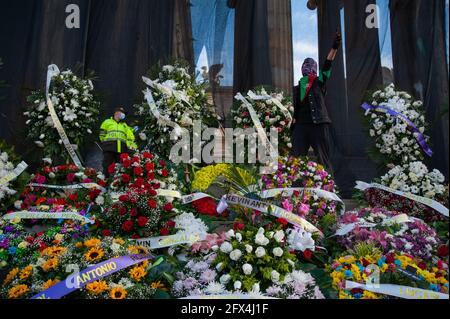 Mehrere Menschen versammeln sich auf der Plaza de Bolivar vor dem Kongress-Kapitol in Bogota, Kolumbien, um dem o Beerdigungskränze in Erinnerung und zu Ehren zu übergeben Stockfoto