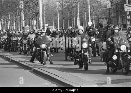 Demonstration gegen den Motor-BVB von Utrecht nach Den Haag von etwa 1500 Motorradfahrern. Bild der Demonstration, 30. Januar 1982, Demonstration, Motorradfahrer, Niederlande, Presseagentur des 20. Jahrhunderts, Foto, Nachrichten zum erinnern, Dokumentarfilm, historische Fotografie 1945-1990, visuelle Geschichten, Menschliche Geschichte des zwanzigsten Jahrhunderts, Momente in der Zeit festzuhalten Stockfoto