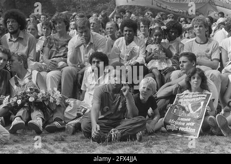 Demonstration gegen Rassismus und Enthüllung eines Denkmals zum Gedenken an Kerwin Duinmeijer: Kerwins Pflegeeltern, Bruder Perly Lucas, Halbbruder Eric Lucas, 25. August 1984, Demonstrationen, Niederlande, Presseagentur des 20. Jahrhunderts, Foto, Nachrichten zum erinnern, Dokumentarfilm, historische Fotografie 1945-1990, visuelle Geschichten, Menschliche Geschichte des zwanzigsten Jahrhunderts, Momente in der Zeit festzuhalten Stockfoto