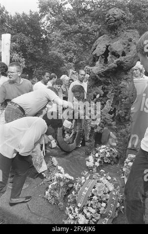 Demonstration gegen Rassismus und die Enthüllung des Denkmals zum Gedenken an Kerwin Duinmeijer: Interessenten legen Blumen, 25. August 1984, BLUMEN, Demonstrationen, Denkmäler, Niederlande, Presseagentur des 20. Jahrhunderts, Foto, Nachrichten zum erinnern, Dokumentarfilm, historische Fotografie 1945-1990, visuelle Geschichten, Menschliche Geschichte des zwanzigsten Jahrhunderts, Momente in der Zeit festzuhalten Stockfoto