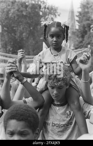 Demonstration gegen Rassismus und die Enthüllung des Denkmals zum Gedenken an Kerwin Duinmeijer: Stiefbruder Eric mit einem kleinen Mädchen, 25. August 1984, Mädchen, Niederlande, Foto der Presseagentur des 20. Jahrhunderts, Nachrichten zur Erinnerung, Dokumentarfilm, historische Fotografie 1945-1990, visuelle Geschichten, Menschliche Geschichte des zwanzigsten Jahrhunderts, Momente in der Zeit festzuhalten Stockfoto