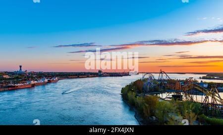 Wunderschöner Blick auf den Sonnenaufgang über dem Vergnügungspark La Ronde, der sich an der Nordspitze der Insel Saint Helen in Montreal, Kanada, befindet Stockfoto