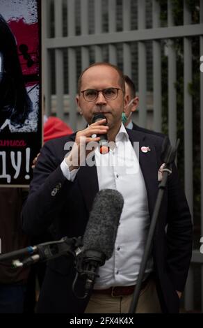 Warschau, Warschau, Polen. Mai 2021. MICHAL SZCZERBA, der polnische Abgeordnete der Oppositionspartei Civic Coalition (Koalicja Obywatelska), spricht am 25. Mai 2021 in Warschau, Polen, bei einem Solidaritätsprotest mit weißrussischen politischen Gefangenen an die Menge. Rund hundert Menschen versammelten sich neben der belarussischen Botschaft, um nach der Verhaftung von Roman Protasewitsch, einem prominenten belarussischen Oppositionsjournalisten, die Freiheit für politische Gefangene in Belarus zu fordern. Quelle: Aleksander Kalka/ZUMA Wire/Alamy Live News Stockfoto