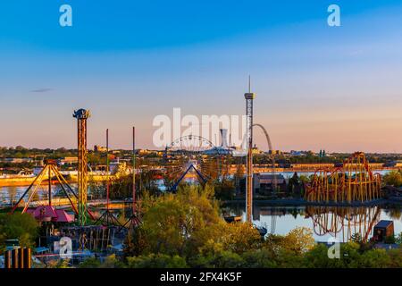 Wunderschöner Blick auf den Sonnenaufgang über dem Vergnügungspark La Ronde, der sich an der Nordspitze der Insel Saint Helen in Montreal, Kanada, befindet Stockfoto