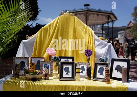 Los Angeles, Usa. Mai 2021. Demonstranten versammeln sich am 25. Mai 2021 in Los Angeles, Kalifornien, um an den einjährigen Jahrestag des Mordes von George Floyd durch den Minneapolis-Polizeibeamten Derek Chauvin zu erinnern. Kredit: Kit Karzen/Alamy Live Nachrichten Stockfoto