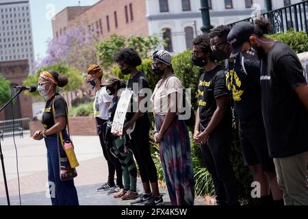 Los Angeles, Usa. Mai 2021. Demonstranten versammeln sich am 25. Mai 2021 in Los Angeles, Kalifornien, um an den einjährigen Jahrestag des Mordes von George Floyd durch den Minneapolis-Polizeibeamten Derek Chauvin zu erinnern. Kredit: Kit Karzen/Alamy Live Nachrichten Stockfoto