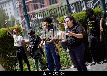 Los Angeles, Usa. Mai 2021. Demonstranten versammeln sich am 25. Mai 2021 in Los Angeles, Kalifornien, um an den einjährigen Jahrestag des Mordes von George Floyd durch den Minneapolis-Polizeibeamten Derek Chauvin zu erinnern. Kredit: Kit Karzen/Alamy Live Nachrichten Stockfoto