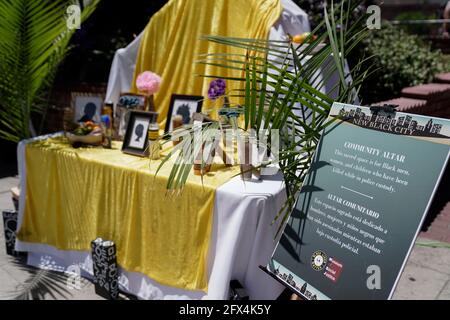 Los Angeles, Usa. Mai 2021. Demonstranten versammeln sich am 25. Mai 2021 in Los Angeles, Kalifornien, um an den einjährigen Jahrestag des Mordes von George Floyd durch den Minneapolis-Polizeibeamten Derek Chauvin zu erinnern. Kredit: Kit Karzen/Alamy Live Nachrichten Stockfoto