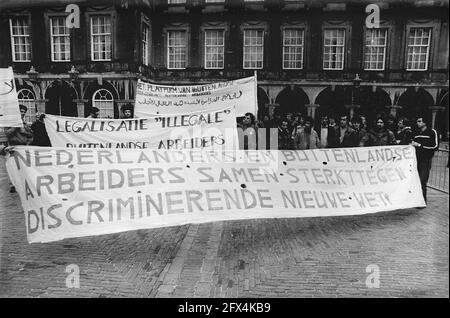 Demonstration von Buitenl werknemers während der Ausschusssitzung Soziales und Justiz über das Gesetz über ausländische Arbeitnehmer im Binnenhof, 12. Februar 1981, Demonstrationen, Niederlande, Foto der Presseagentur des 20. Jahrhunderts, Nachrichten zur Erinnerung, Dokumentarfilm, historische Fotografie 1945-1990, visuelle Geschichten, Menschliche Geschichte des zwanzigsten Jahrhunderts, Momente in der Zeit festzuhalten Stockfoto