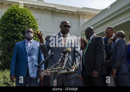 Washington, Usa. Mai 2021. Philonise Floyd, George Floyds Bruder, spricht am Dienstag, den 25. Mai 2021, vor dem Westflügel im Weißen Haus in Washington, DC mit den Medien. Die Familie Floyd trifft sich heute im Oval Office mit Präsident Joe Biden und Vizepräsident Kamala Harris zum einjährigen Todestag von George Floyds. Foto von Tasos Katopodis/UPI Credit: UPI/Alamy Live News Stockfoto