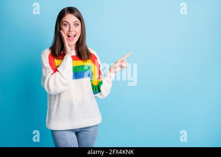 Portrait von attraktiven fröhlich erstaunt Mädchen demonstrieren Kopie Raum Anzeige Blicken Sie isoliert auf einen hellblauen Hintergrund Stockfoto