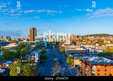 Schöner Blick auf den René Lévesque Boulevard, der früher Dorchester Boulevard genannt wurde, eine der Hauptstraßen in Montreal, Kanada Stockfoto