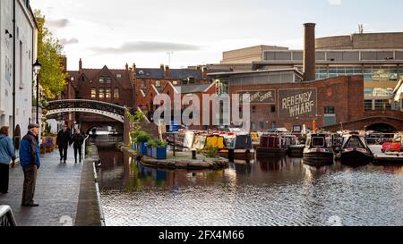 BIRMINGHAM, GROSSBRITANNIEN. Die Mischung aus alter und neuer Architektur im Regency Wharf am Birmingham Canal Old Line. Datum: 25/05/2021. Stockfoto