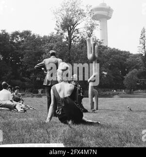 Europäische Mode an der Spitze des Rotterdam Euromast, die Schaufensterpuppen an der Floriade, 2. Juni 1960, SCHAUFENSTERPUPPEN, MODE, Niederlande, Presseagentur des 20. Jahrhunderts, Foto, Nachrichten zum erinnern, Dokumentarfilm, historische Fotografie 1945-1990, visuelle Geschichten, Menschliche Geschichte des zwanzigsten Jahrhunderts, Momente in der Zeit festzuhalten Stockfoto