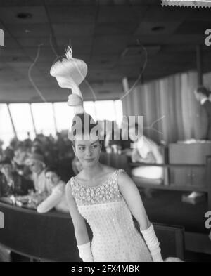 Europäische Mode an der Spitze des Rotterdam Euromast, Frisur speziell für diesen Anlass erstellt, 2. Juni 1960, Gelegenheiten, Frisuren, Mode, Niederlande, Foto der Presseagentur des 20. Jahrhunderts, zu erinnerende Nachrichten, Dokumentarfilm, historische Fotografie 1945-1990, visuelle Geschichten, Menschliche Geschichte des zwanzigsten Jahrhunderts, Momente in der Zeit festzuhalten Stockfoto