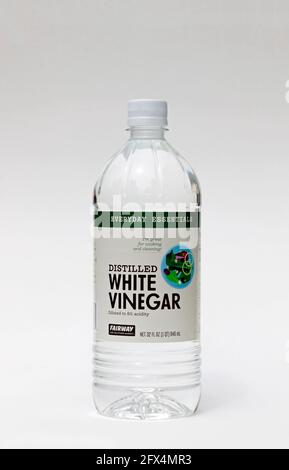 Destillierter weißer Essig in einer Flasche. Stockfoto