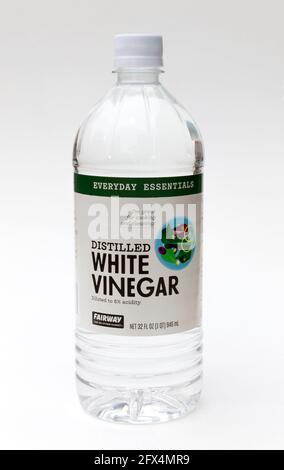 Destillierter weißer Essig in einer Flasche. Stockfoto