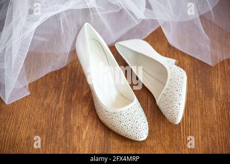 Paar Frauen formelle High Heel Schuhe steht auf Holzparkett. Morgen sammeln Dressing Braut Accessoires Stockfoto
