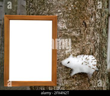 Kreativer Ansatz für Kinder. Die Kinder steckten eine Schneemugel auf einen Baum (wie ein Hochrelief). Holzrahmen mit Buchstaben Stockfoto