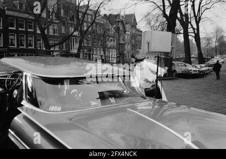 Dreharbeiten in Amsterdam für den Film The World Wants to Be Deceived (Le Plus belles escroqueses du monde, Segment La Riviere de Diamants, Regie Claude Chabrol), französische Schauspielerin Nicole Karen vor dem Auto, 21. März 1963, Schauspielerinnen, Filmaufnahmen, Filme, Filmstars, Niederlande, Presseagentur des 20. Jahrhunderts, Foto, News to remember, Dokumentarfilm, historische Fotografie 1945-1990, visuelle Geschichten, Menschliche Geschichte des zwanzigsten Jahrhunderts, Momente in der Zeit festzuhalten Stockfoto