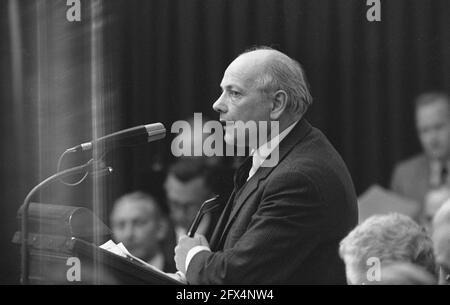 Preisdebatte im Repräsentantenhaus den Uyl aan het woord, 9. April 1969, Debatten, Niederlande, 20. Jahrhundert Presseagentur Foto, Nachrichten zu erinnern, Dokumentarfilm, historische Fotografie 1945-1990, visuelle Geschichten, Menschliche Geschichte des zwanzigsten Jahrhunderts, Momente in der Zeit festzuhalten Stockfoto