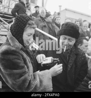 Skating-Europameisterschaften in Deventer, Menschen nehmen einen Drink, 23. Januar 1966, SCHATSKAMPIOCHEN, Niederlande, 20. Jahrhundert Presseagentur Foto, Nachrichten zu erinnern, Dokumentarfilm, historische Fotografie 1945-1990, visuelle Geschichten, Menschliche Geschichte des zwanzigsten Jahrhunderts, Momente in der Zeit festzuhalten Stockfoto