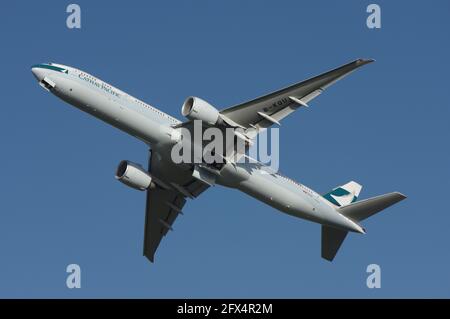 Düsseldorf, 28. Januar 2016 - die Boeing 777-300(er) von Cathay Pacific nimmt am Flughafen Düsseldorf ab Stockfoto