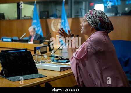 (210525) -- UNITED NATIONS, 25. Mai 2021 (Xinhua) -- die stellvertretende Generalsekretärin der Vereinten Nationen, Amina Mohammed, spricht am 25. Mai 2021 am Hauptsitz der Vereinten Nationen in New York über einen virtuellen globalen Rundtisch zur Transformation der Rohstoffindustrie für eine nachhaltige Entwicklung. UN-Generalsekretär Antonio Guterres forderte am Dienstag eine Transformation der mineralgewinnenden Industrie, um eine nachhaltige Entwicklung und einen Übergang zu einer grünen Wirtschaft zu unterstützen. (Mark Garten/UN Photo/Handout via Xinhua) Stockfoto