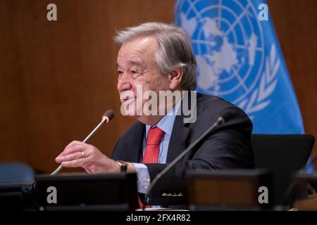 (210525) -- UNITED NATIONS, 25. Mai 2021 (Xinhua) -- der Generalsekretär der Vereinten Nationen, Antonio Guterres, spricht am 25. Mai 2021 am Hauptsitz der Vereinten Nationen in New York zu einem virtuellen globalen Rundtisch über die Transformation der mineralgewinnenden Industrie für eine nachhaltige Entwicklung. Guterres forderte am Dienstag eine Transformation der mineralgewinnenden Industrie, um eine nachhaltige Entwicklung und einen Übergang zu einer grünen Wirtschaft zu unterstützen. (Mark Garten/UN Photo/Handout via Xinhua) Stockfoto