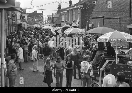 Streichbogen in Egmond aan Zee, Menschenmengen in Bogenschießen, 12. Juni 1976, Spiele, Niederlande, 20. Jahrhundert Presseagentur Foto, Nachrichten zu erinnern, Dokumentarfilm, historische Fotografie 1945-1990, visuelle Geschichten, Menschliche Geschichte des zwanzigsten Jahrhunderts, Momente in der Zeit festzuhalten Stockfoto