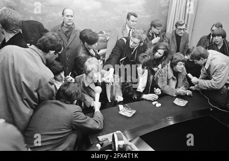 Ankunft der Rolling Stones am Flughafen Schiphol, Rolling Stones im Pressetermin, 26. März 1966, Ankunft, Niederlande, 20. Jahrhundert Presseagentur Foto, Nachrichten zu erinnern, Dokumentarfilm, historische Fotografie 1945-1990, visuelle Geschichten, Menschliche Geschichte des zwanzigsten Jahrhunderts, Momente in der Zeit festzuhalten Stockfoto