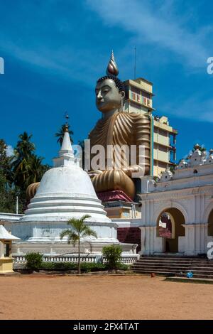 Dikwella, Wewurukannala Vihara-Tempel, Sri Lanka: Die große buddha-Statue dominiert den Eingang des Tempels Stockfoto