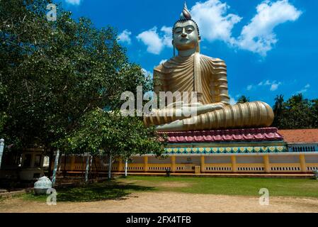 Dikwella, Wewurukannala Vihara Tempel, Sri Lanka: Riesige sitzende Buddha-Statue Stockfoto