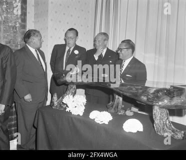 Prinz Bernhard, Ehrenvorsitzender des Industrial Lawyers Council Suriname und der Niederländischen Antillen Ir. Logen Hoursz, Kuiperbak, Bruijnzeel, His Royal Hoheit The, 20. Juni 1962, Niederlande, Presseagentur des 20. Jahrhunderts, Foto, News to remember, Dokumentarfilm, historische Fotografie 1945-1990, visuelle Geschichten, Menschliche Geschichte des zwanzigsten Jahrhunderts, Momente in der Zeit festzuhalten Stockfoto