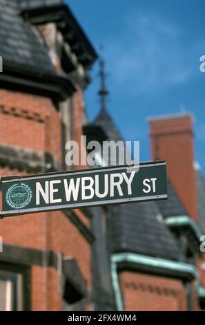 Newbury Street Schild und Brownstone Gebäude, Boston, MA USA Stockfoto