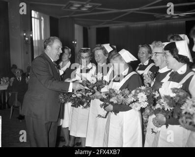 F 250 Millionen Sparkapital bei der Spaarbank Amsterdam. Krankenschwestern erhalten Blumen, 21. November 1961, BLUMEN, Sparkassen, GEBÜHREN, Millions, Niederlande, Foto der Presseagentur des 20. Jahrhunderts, zu erinnerende Nachrichten, Dokumentarfilm, historische Fotografie 1945-1990, visuelle Geschichten, Menschliche Geschichte des zwanzigsten Jahrhunderts, Momente in der Zeit festzuhalten Stockfoto