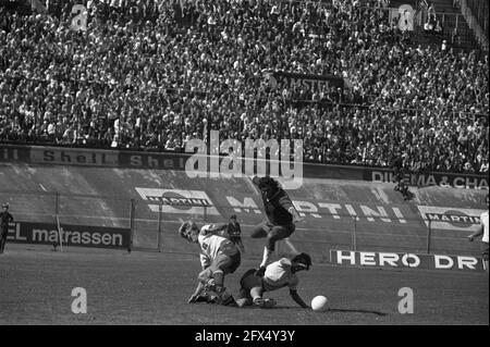 FC Amsterdam gegen Ajax 1-2, Swart (Springen) in Aktion, 20. August 1972, Sport, Fußball, Niederlande, Presseagentur des 20. Jahrhunderts, Foto, Nachrichten zum erinnern, Dokumentarfilm, historische Fotografie 1945-1990, visuelle Geschichten, Menschliche Geschichte des zwanzigsten Jahrhunderts, Momente in der Zeit festzuhalten Stockfoto