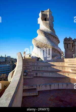 Barcelona. Katalonien. Spanien. Casa Mila, im Volksmund als La Pedrera bekannt, was den Steinbruch von Gaudi bedeutet Stockfoto