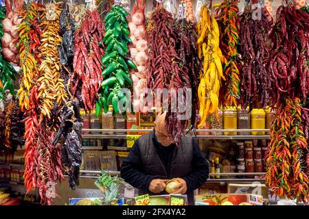 Barcelona. Katalonien. Spanien. Der Mercat de Sant Josep de la Boqueria. Getrocknete, farbige Chilischote Stockfoto