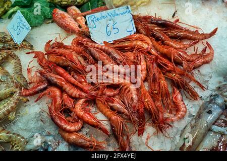 Barcelona. Katalonien. Spanien. Der Mercat de Sant Josep de la Boqueria. Fischhändler Stockfoto