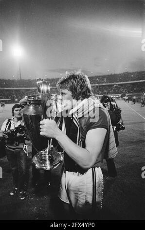 FC Bayern München / Aston Villa 0-1 European Cup Ich habe die Spieler der Aston Villa mit dem Cup, 26. Mai 1982, Sport, Fußball, Niederlande, Presseagentur des 20. Jahrhunderts, Foto, Nachrichten zum erinnern, Dokumentarfilm, historische Fotografie 1945-1990, visuelle Geschichten, Menschliche Geschichte des zwanzigsten Jahrhunderts, Momente in der Zeit festzuhalten Stockfoto