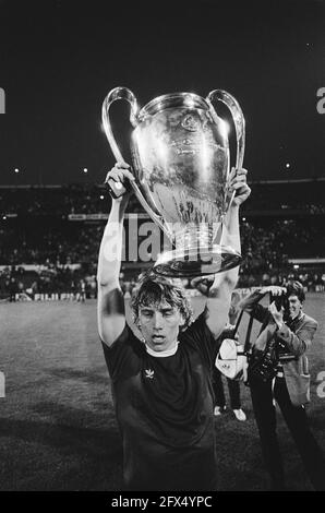 FC Bayern München / Aston Villa 0-1 European Cup Ich habe die Spieler der Aston Villa mit dem Cup, 26. Mai 1982, Sport, Fußball, Niederlande, Presseagentur des 20. Jahrhunderts, Foto, Nachrichten zum erinnern, Dokumentarfilm, historische Fotografie 1945-1990, visuelle Geschichten, Menschliche Geschichte des zwanzigsten Jahrhunderts, Momente in der Zeit festzuhalten Stockfoto