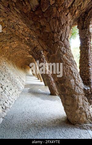 Barcelona. Katalonien. Spanien. Ein von Antoni Gaudi entworfener Pfad mit Kolonnaden im Park Güell Stockfoto