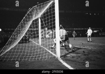 FC Köln gegen Liverpool 2-2, in Feyenoordstadion, Spielmomente, 24. März 1965, Sport, Fußball, Niederlande, Foto der Presseagentur des 20. Jahrhunderts, zu erinnerende Nachrichten, Dokumentarfilm, historische Fotografie 1945-1990, visuelle Geschichten, Menschliche Geschichte des zwanzigsten Jahrhunderts, Momente in der Zeit festzuhalten Stockfoto